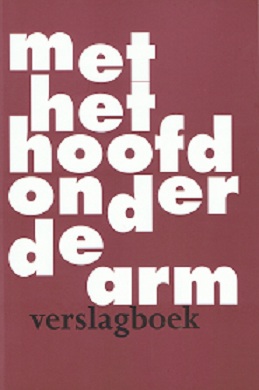 Met het hoofd onder de arm. 